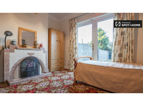 Pokój w domu z 4 sypialniami i ogrodem w Clondalkin, Dublin - Do wynajęcia