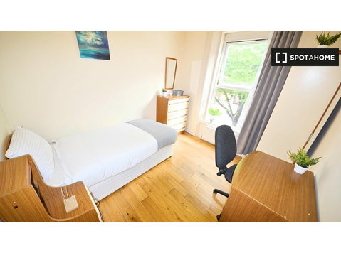 Room in 5-bedroom house in Phibsborough, Dublin - For Rent