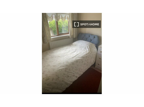 Chambre dans un appartement de 4 chambres à louer à… - À louer