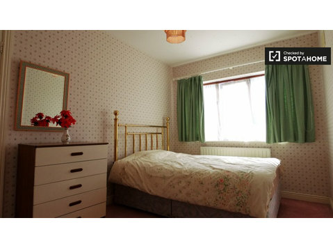 Rathfarnham, Dublin'de kiralık 4 Yatak Odalı Dairede Oda - Kiralık