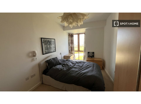 Chambre dans un appartement partagé de deux chambres à… - À louer