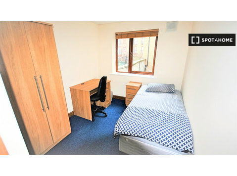 Room to rent in 4-bedroom flat in Stoneybatter, Dublin - For Rent