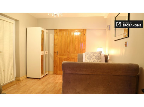 Room to rent in 4-bedroom house in Clondalkin, Dublin - Izīrē
