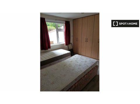 Room to rent in 8-bedroom house in Drumcondra, Dublin - Annan üürile