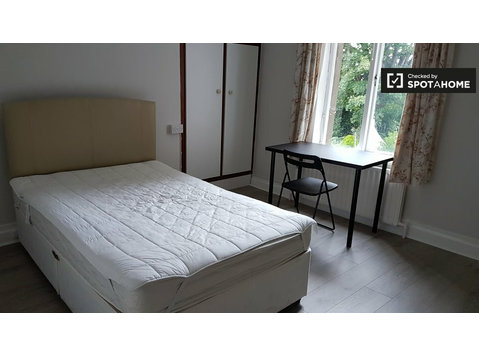 Room to rent in 8-bedroom house in Drumcondra, Dublin - برای اجاره