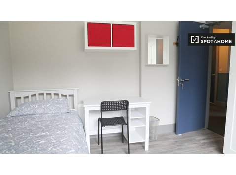 Camere in affitto in appartamento con 4 camere da letto a… - In Affitto