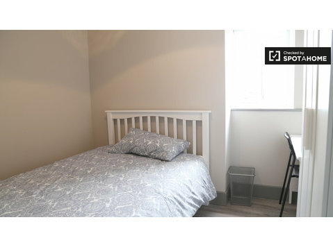 Rooms for rent in 5-bedroom apartment in Whitehall, Dublin - Na prenájom