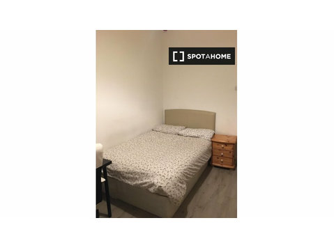 Chambres à louer dans une maison de 8 chambres à… - À louer