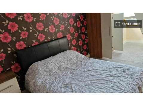 Dublin'de 4 yatak odalı bir evde kiralık odalar - Kiralık