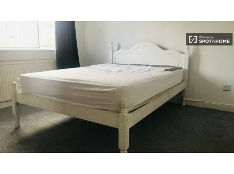 Dublin'de 3 yatak odalı evde kiralık odalar - Kiralık