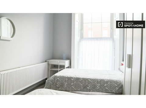 Shared room in 5-bedroom house in Stoneybatter, Dublin - For Rent