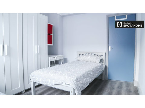 Gemeinsames Zimmer in einem Haus mit 5 Schlafzimmern in… - Zu Vermieten