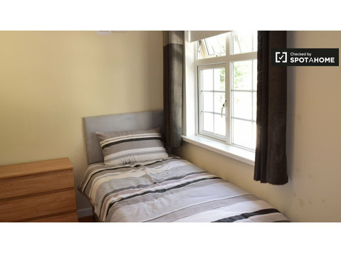 Camera singola in appartamento con 5 camere da letto a… - In Affitto