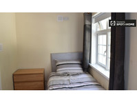Single bedroom in  5-bedroom apartment in Clondalkin, Dublin - 임대
