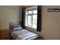 Single bedroom in  5-bedroom apartment in Clondalkin, Dublin - Vuokralle