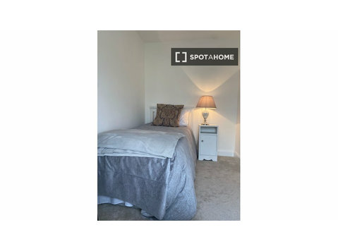 Chambre élégante dans un appartement de 5 chambres à… - À louer