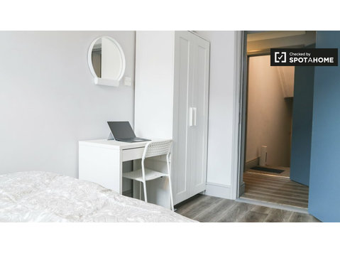 Sonniges Zimmer in einem Haus mit 5 Schlafzimmern in… - Zu Vermieten