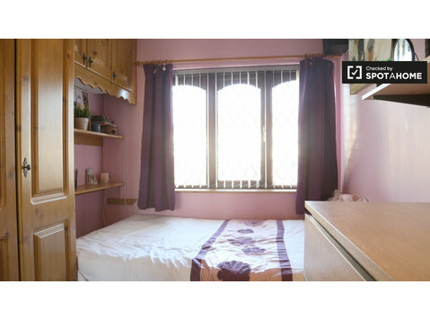 Schludny pokój w domu z 3 sypialniami, North Central Area… - Do wynajęcia