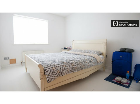Tranquil room for rent in 4-bedroom house in Knocklyon - Na prenájom