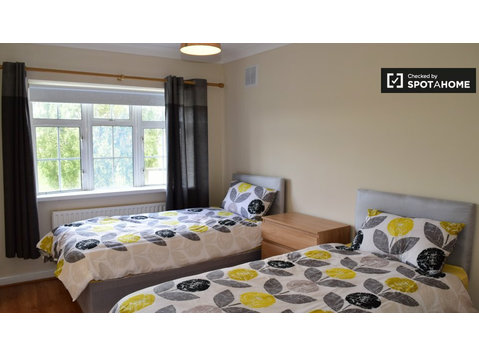 Twin bedroom in shared apartment in Clondalkin, Dublin - For Rent
