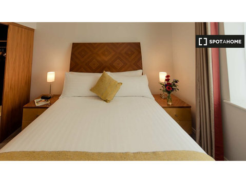 Serviced 1 Bedroom Apartment to Rent in Dublin 2 - Apartamente