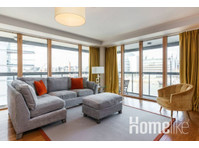 Spacious central 2 bedroom apartment with water views - アパート
