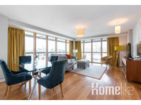 Spacious central 2 bedroom apartment with water views - 아파트