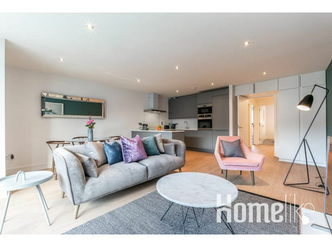 Stylish central 2 bedroom with balcony - Byty