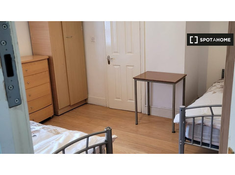 Habitación con baño y 2 camas individuales en Drumcondra - 出租
