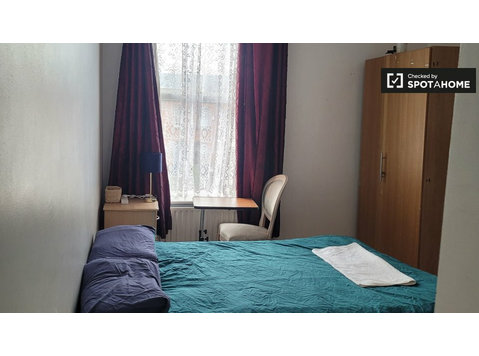 Se alquila habitación en apartamento de 6 dormitorios en… - 	
Uthyres