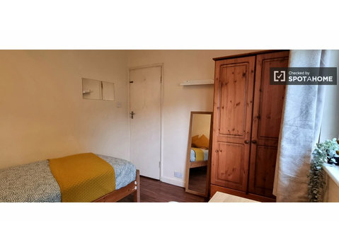 Zimmer zu vermieten in einer 6-Zimmer-Wohnung in Dublin - Zu Vermieten