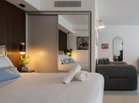 Tranquil Spacious Luxury Studio Vacation Apartment With Pool - Locations de vacances