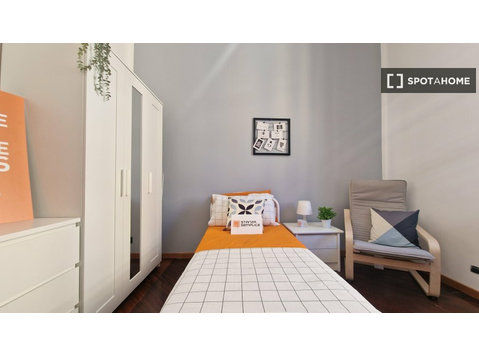 Habitaciones en alquiler en un apartamento de 4 dormitorios… - Ενοικίαση