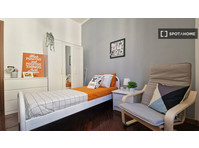 Habitaciones en alquiler en un apartamento de 4 dormitorios… - In Affitto