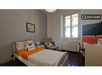Habitaciones en alquiler en un apartamento de 4 dormitorios… - Kiralık