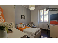 Habitaciones en alquiler en un apartamento de 4 dormitorios… - For Rent