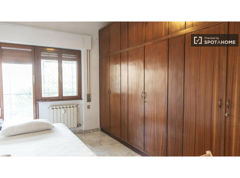 Habitaciones en alquiler en un apartamento de 6 dormitorios… - Alquiler
