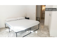 Habitaciones en alquiler en un apartamento de 6 dormitorios… - Zu Vermieten