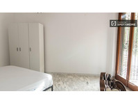 Stanze in affitto in un appartamento con 6 camere da letto… - In Affitto