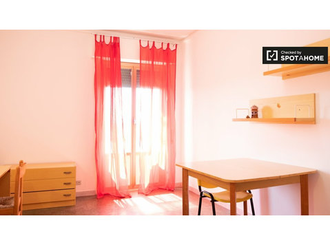 Chambre à louer dans un appartement avec 3 chambres à Rome,… - À louer