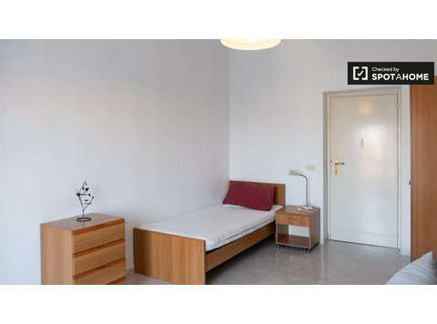 Se alquila habitación en apartamento de 4 habitaciones en… - For Rent