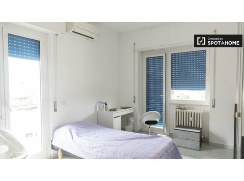 Pokój do wynajęcia w mieszkaniu z 6 sypialniami w Rzymie - Do wynajęcia