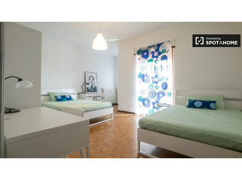 Camas en renta en departamento con 3 habitaciones, Cologno… - Alquiler