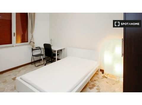 Se alquila habitación en apartamento de 3 habitaciones en… - Kiralık