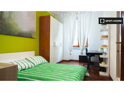 Camera in affitto in appartamento con 3 camere da letto a… - In Affitto