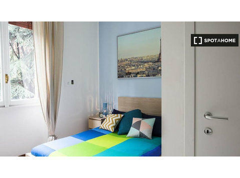 Se alquila habitación en apartamento de 4 habitaciones en… - For Rent