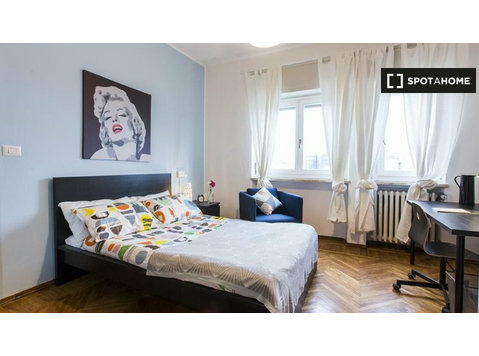 Chambre à louer dans un appartement avec 4 chambres à Milan - À louer