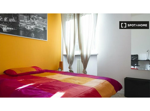 Zimmer zu vermieten in Wohnung mit 4 Schlafzimmern in… - Zu Vermieten
