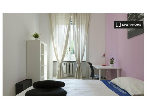 Se alquila habitación en apartamento de 5 habitaciones en… - Kiralık