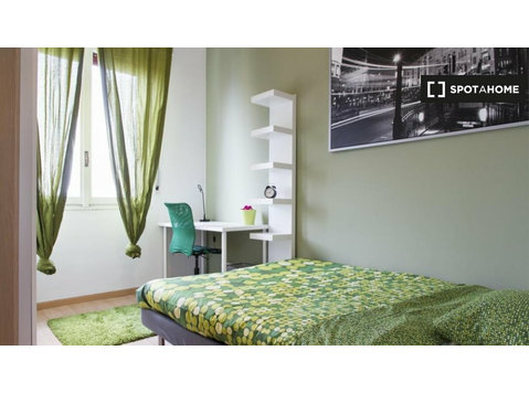 Chambre à louer dans un appartement avec 7 chambres à Milan - À louer